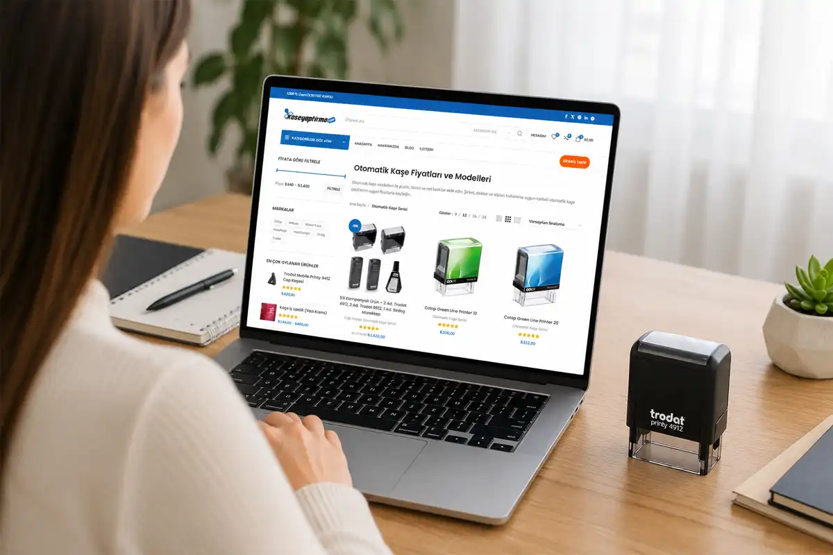 Online kaşe siparişi veren kadın dizüstü bilgisayar üzerinden otomatik kaşe modellerini inceliyor.
