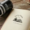 Kahve ve kitap figürlü isme özel tarih atılabilir kitap kaşesi uygulaması