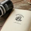 Kitap okuyan melek figürlü ve hale detaylı isme özel kitap kaşesi uygulaması.