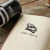 Üst üste duran açık kitap sayfaları figürlü isme özel kitap kaşesi uygulaması.